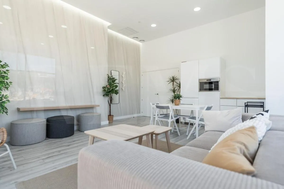 Modern Sky-Rise Living With Pool And Parking Rems Apartment Malaga 0*,