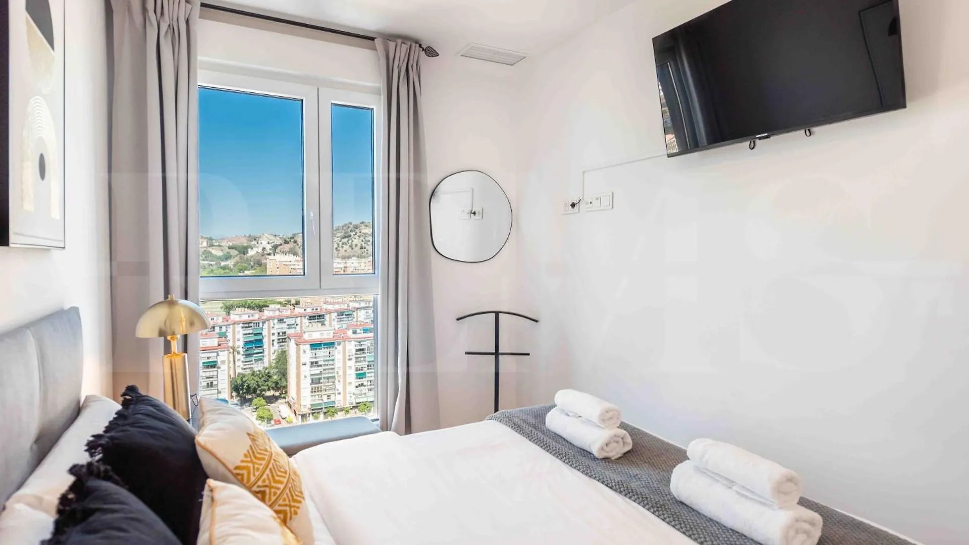 Modern Sky-Rise Living With Pool And Parking Rems Apartment Malaga