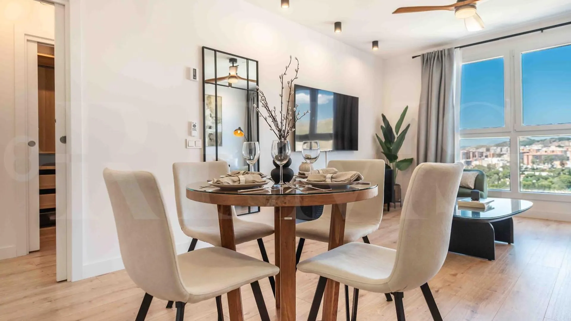 Modern Sky-Rise Living With Pool And Parking Rems Apartment Malaga