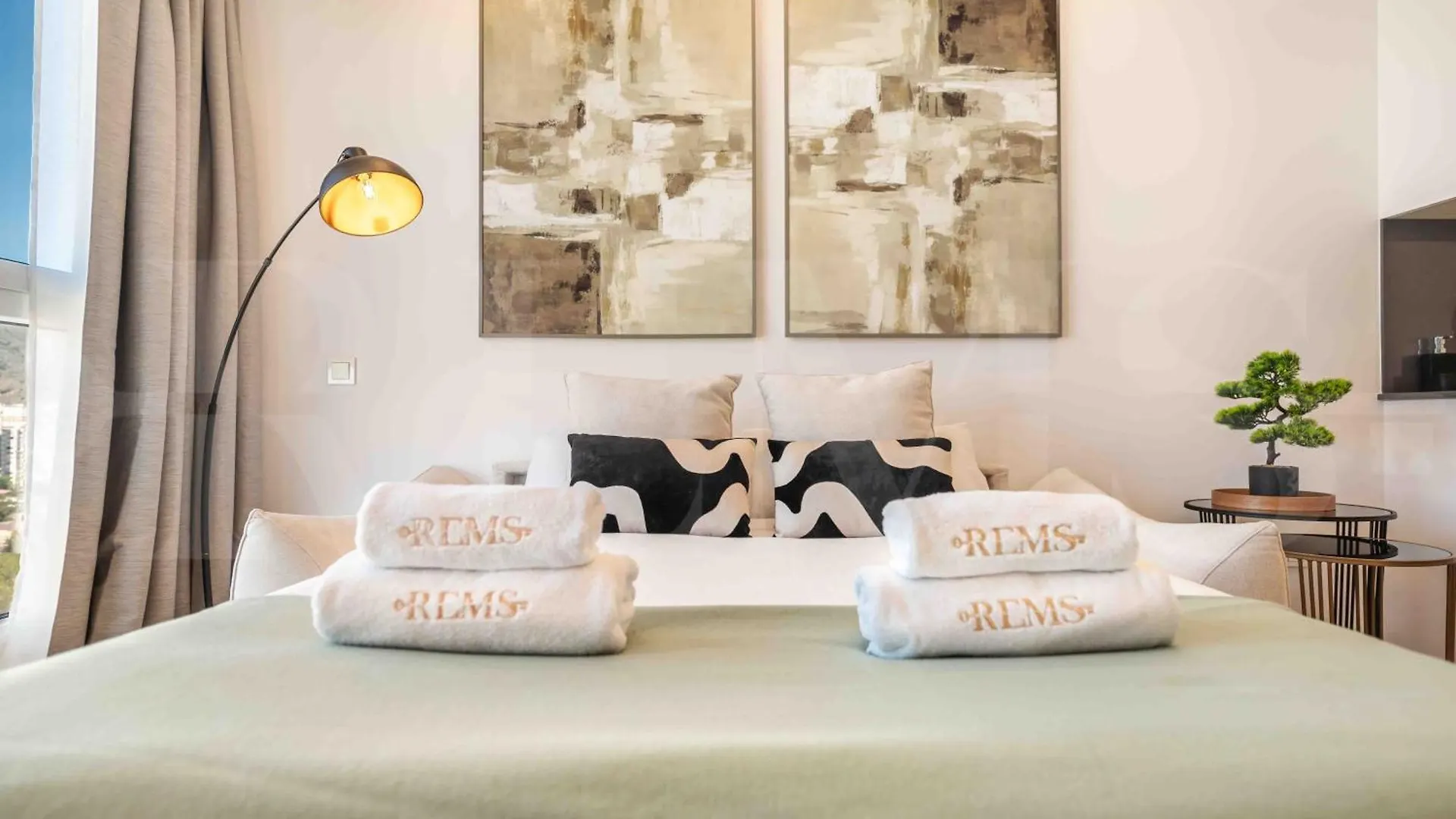 Modern Sky-Rise Living With Pool And Parking Rems Apartment Malaga