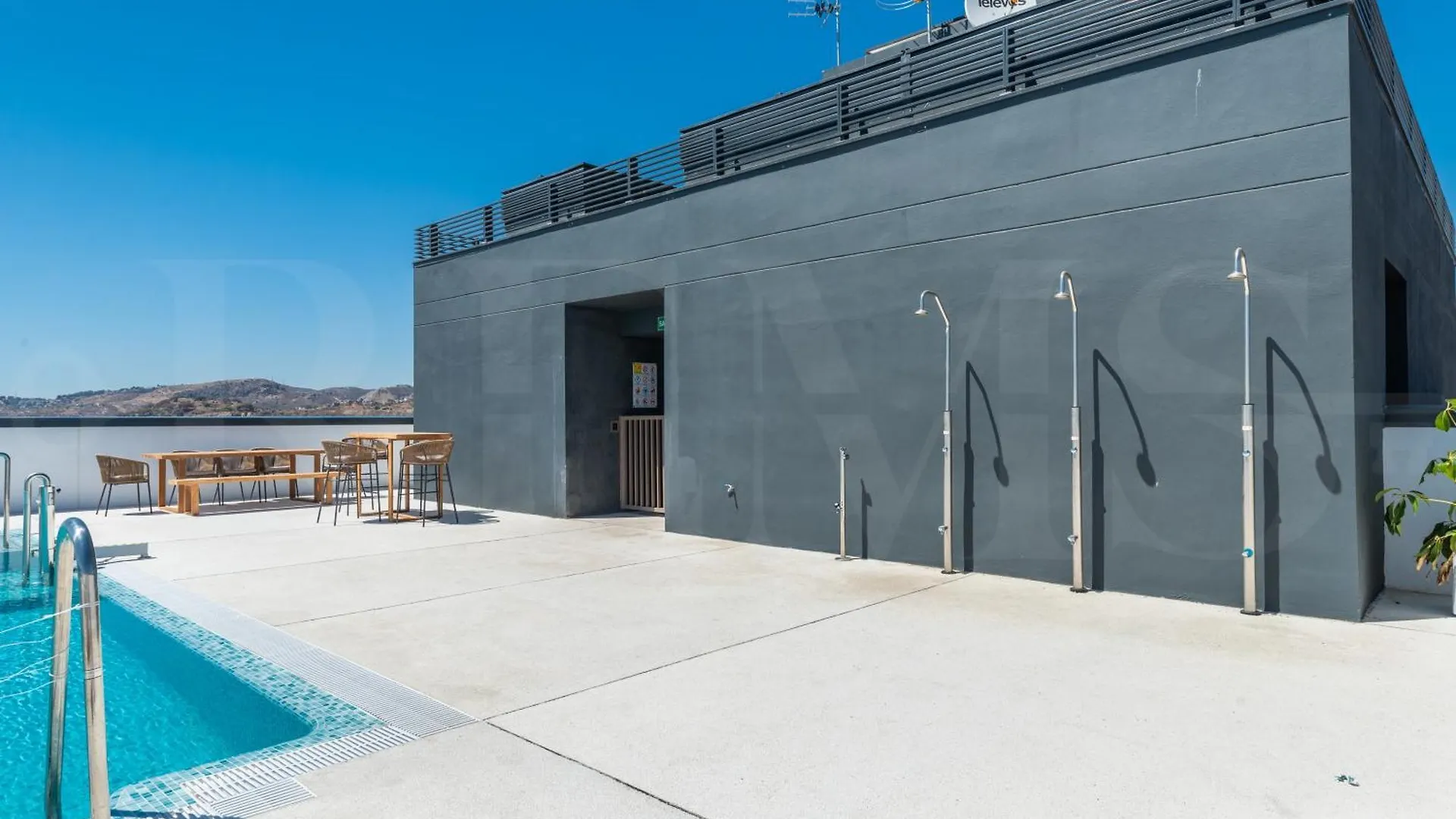 Modern Sky-Rise Living With Pool And Parking Rems Apartment Malaga