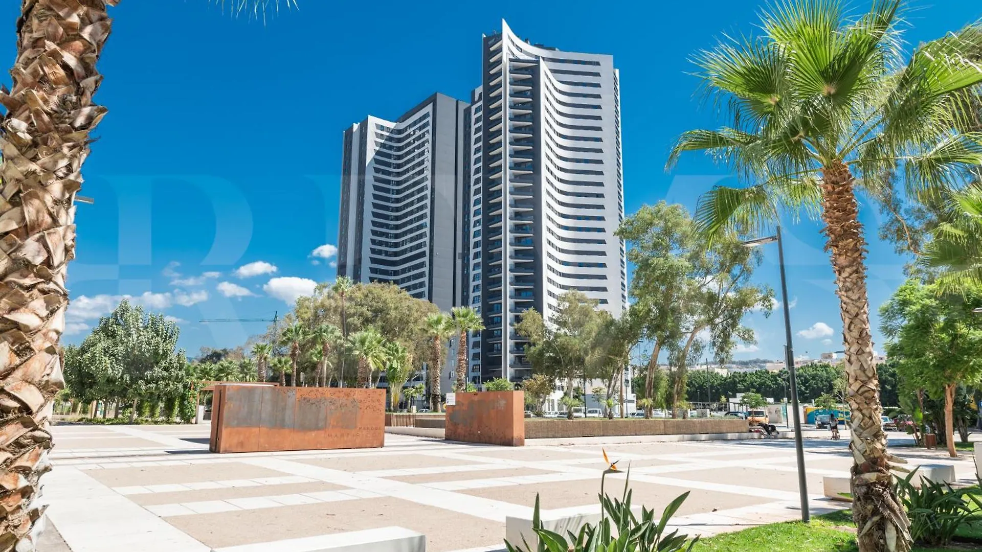 Modern Sky-Rise Living With Pool And Parking Rems Apartment Malaga