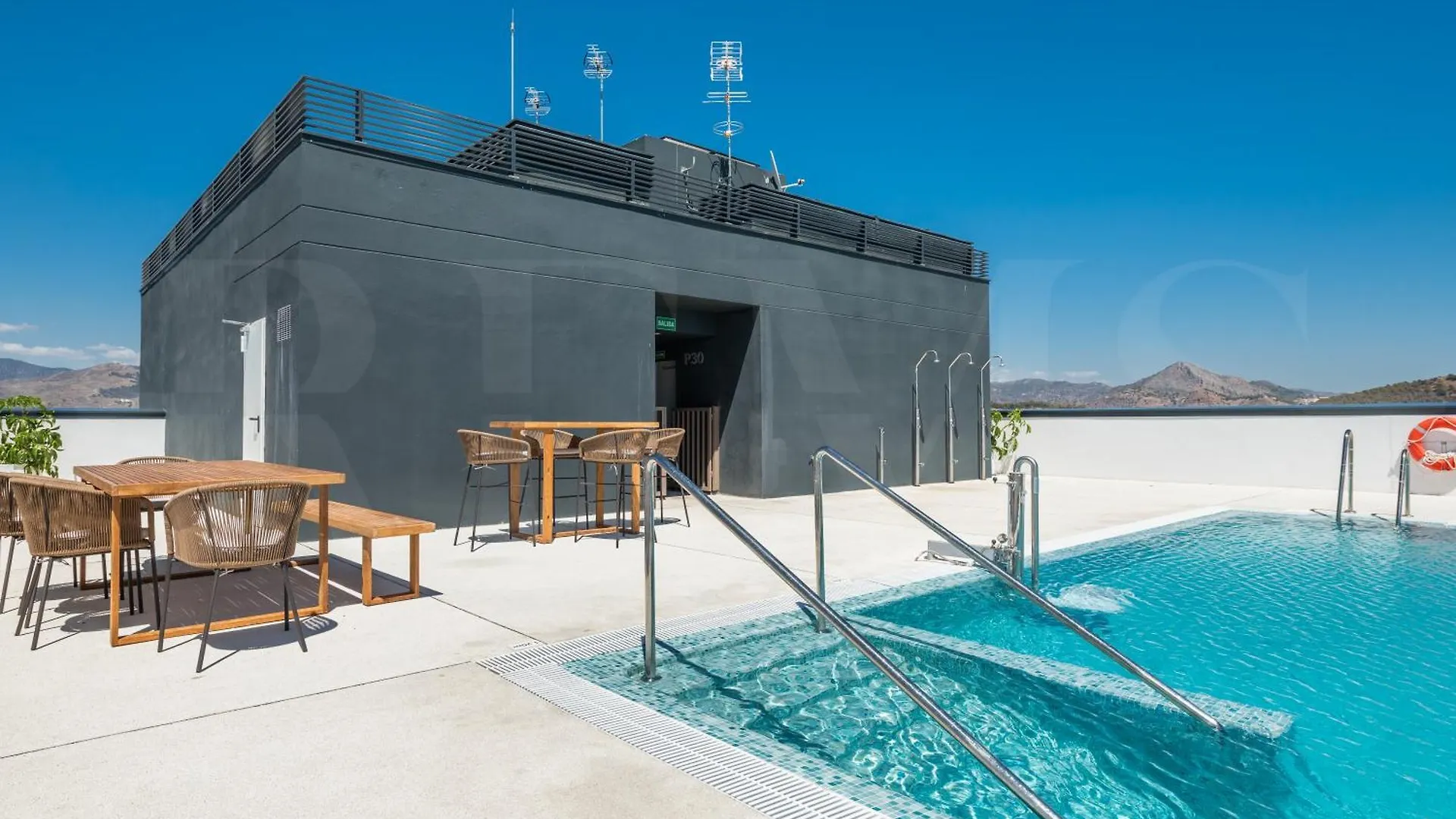 Modern Sky-Rise Living With Pool And Parking Rems Apartment Malaga