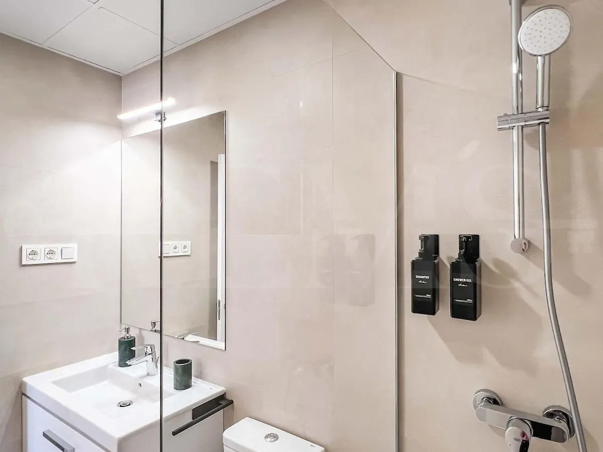 Modern Sky-Rise Living With Pool And Parking Rems Apartment Malaga