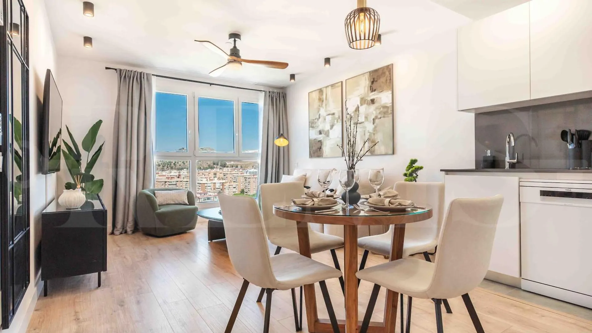 Modern Sky-Rise Living With Pool And Parking Rems Apartment Malaga