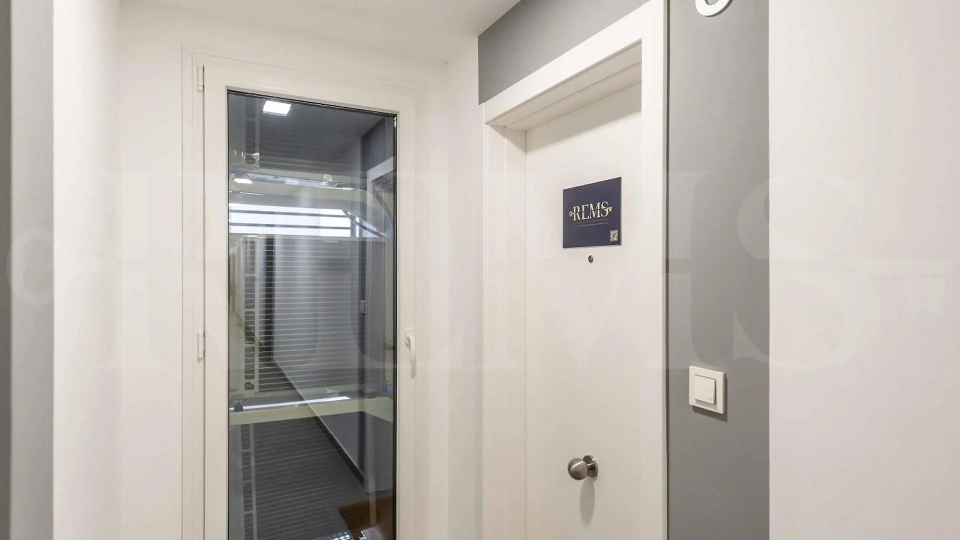 Modern Sky-Rise Living With Pool And Parking Rems Apartment Malaga