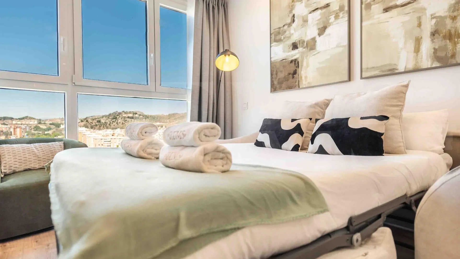 Modern Sky-Rise Living With Pool And Parking Rems Apartment Malaga