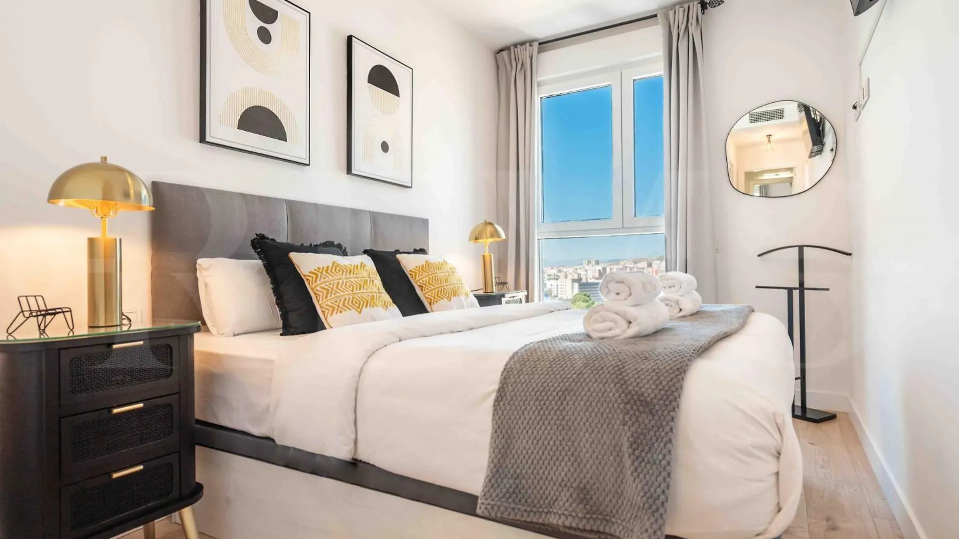 Modern Sky-Rise Living With Pool And Parking Rems Apartment Malaga