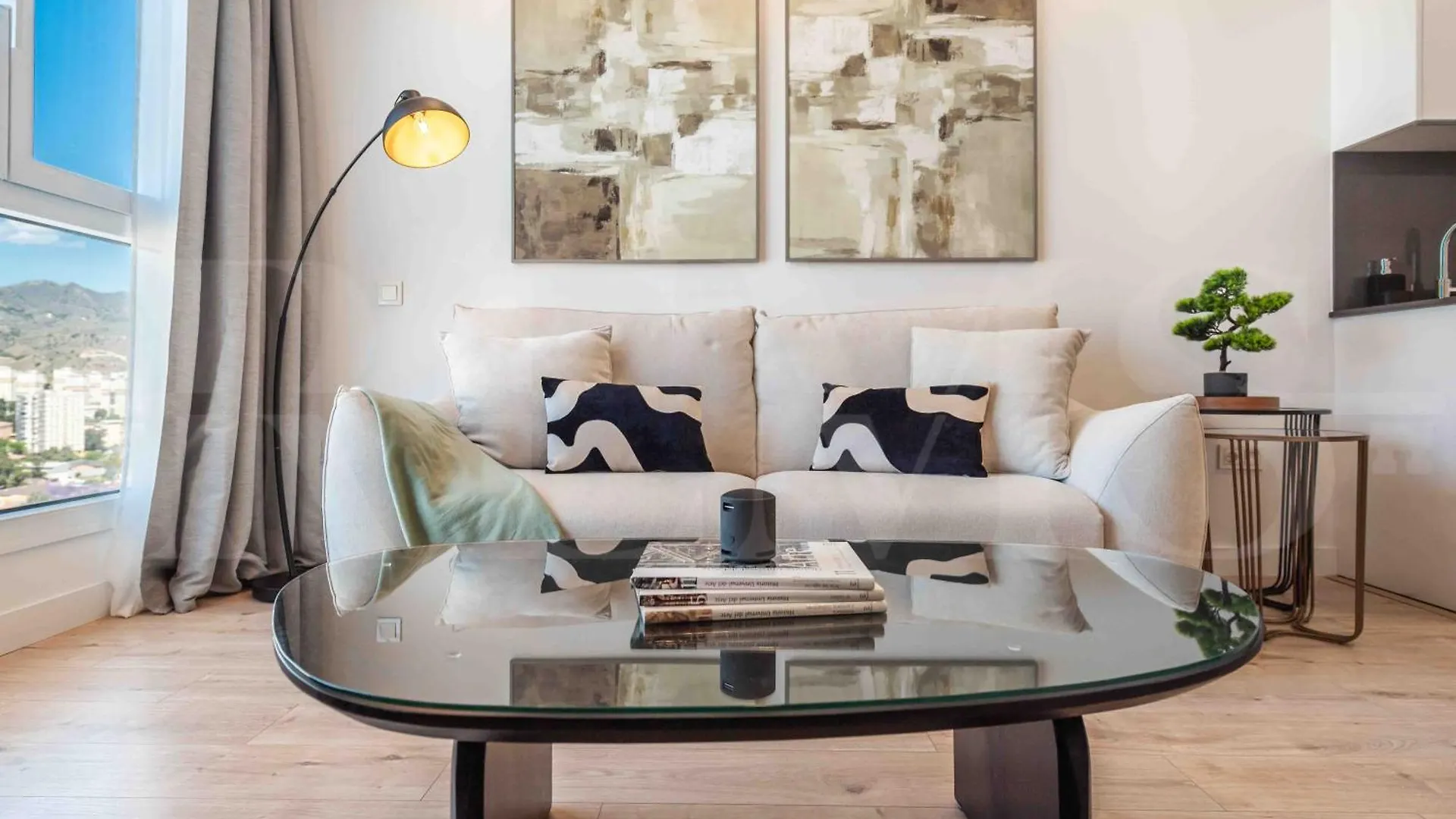 Modern Sky-Rise Living With Pool And Parking Rems Apartment Malaga