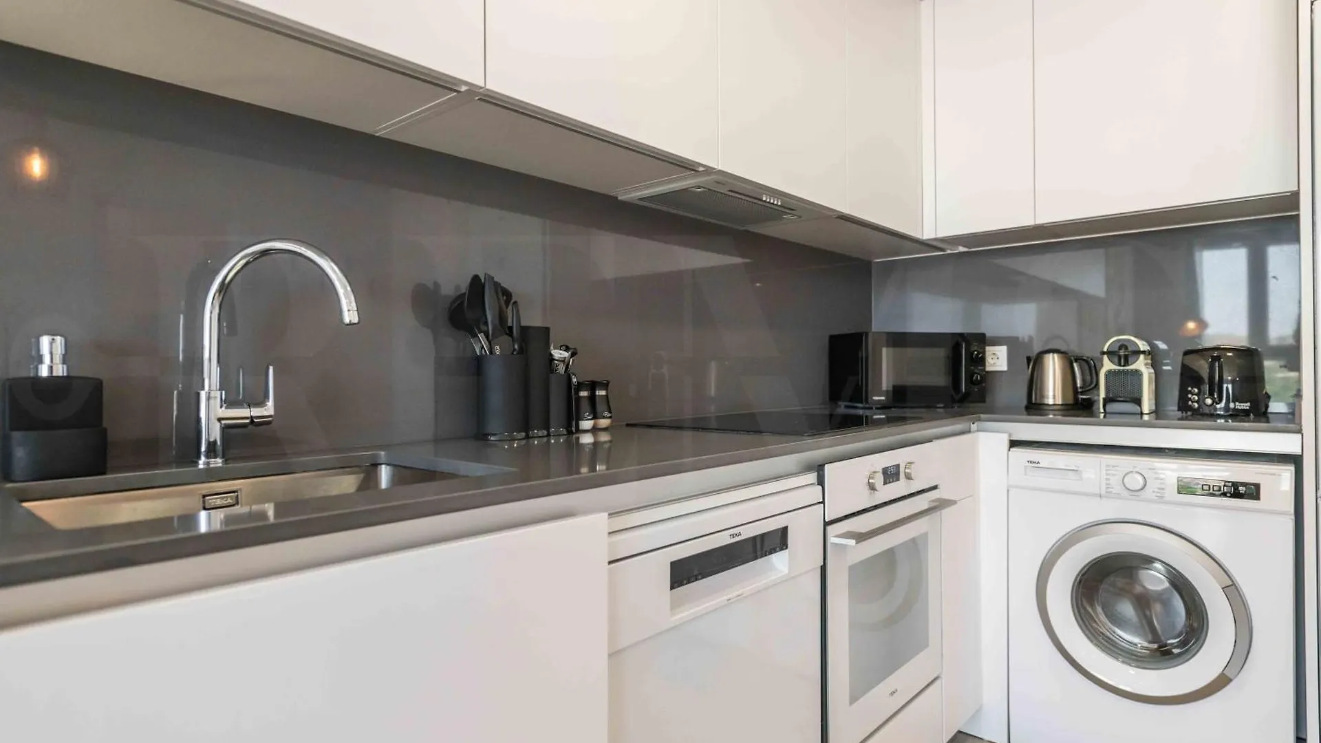 Modern Sky-Rise Living With Pool And Parking Rems Apartment Malaga 0*,  Spain