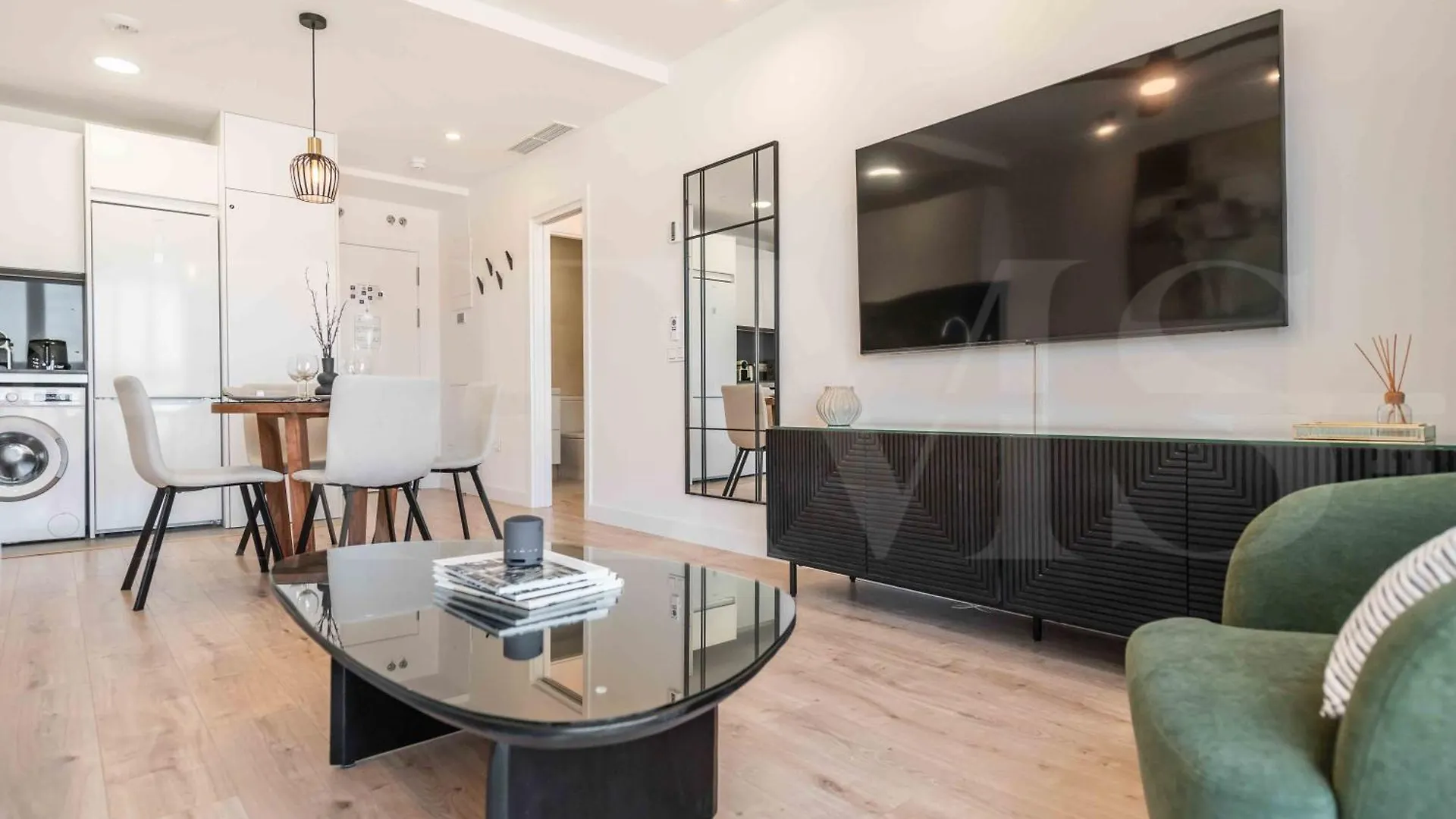 Modern Sky-Rise Living With Pool And Parking Rems Apartment Malaga