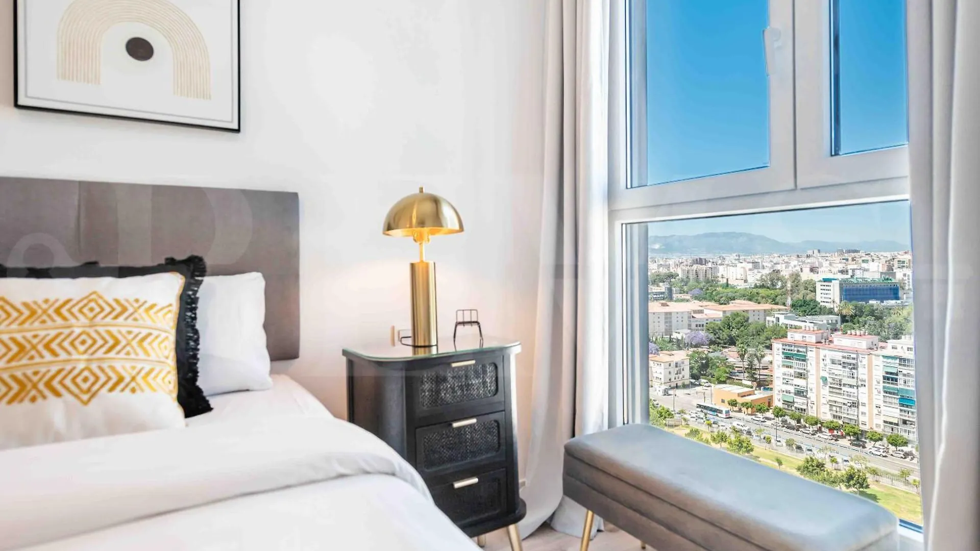 Modern Sky-Rise Living With Pool And Parking Rems Apartment Malaga