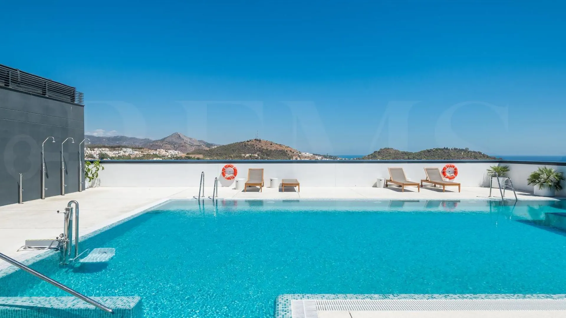 Modern Sky-Rise Living With Pool And Parking Rems Apartment Malaga